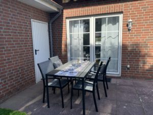 Terrasse mit Gartenmöbeln